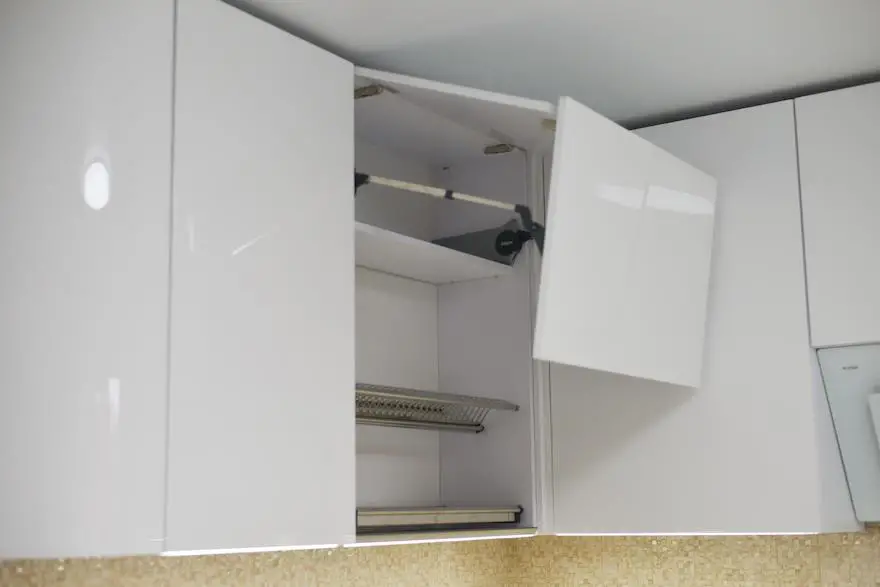 Aventos HF в білій кухні