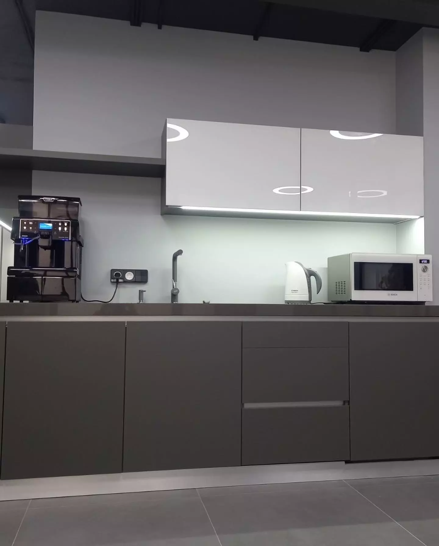 Кухня зі скляним фасадом