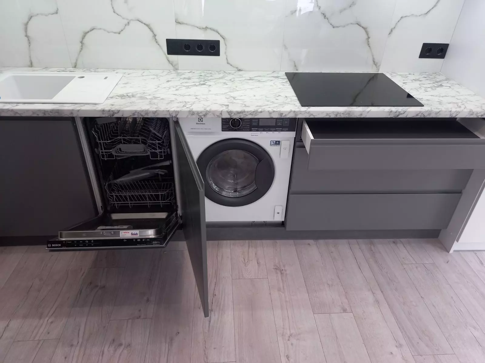 Кухня з вбудованоб пральною машинкою