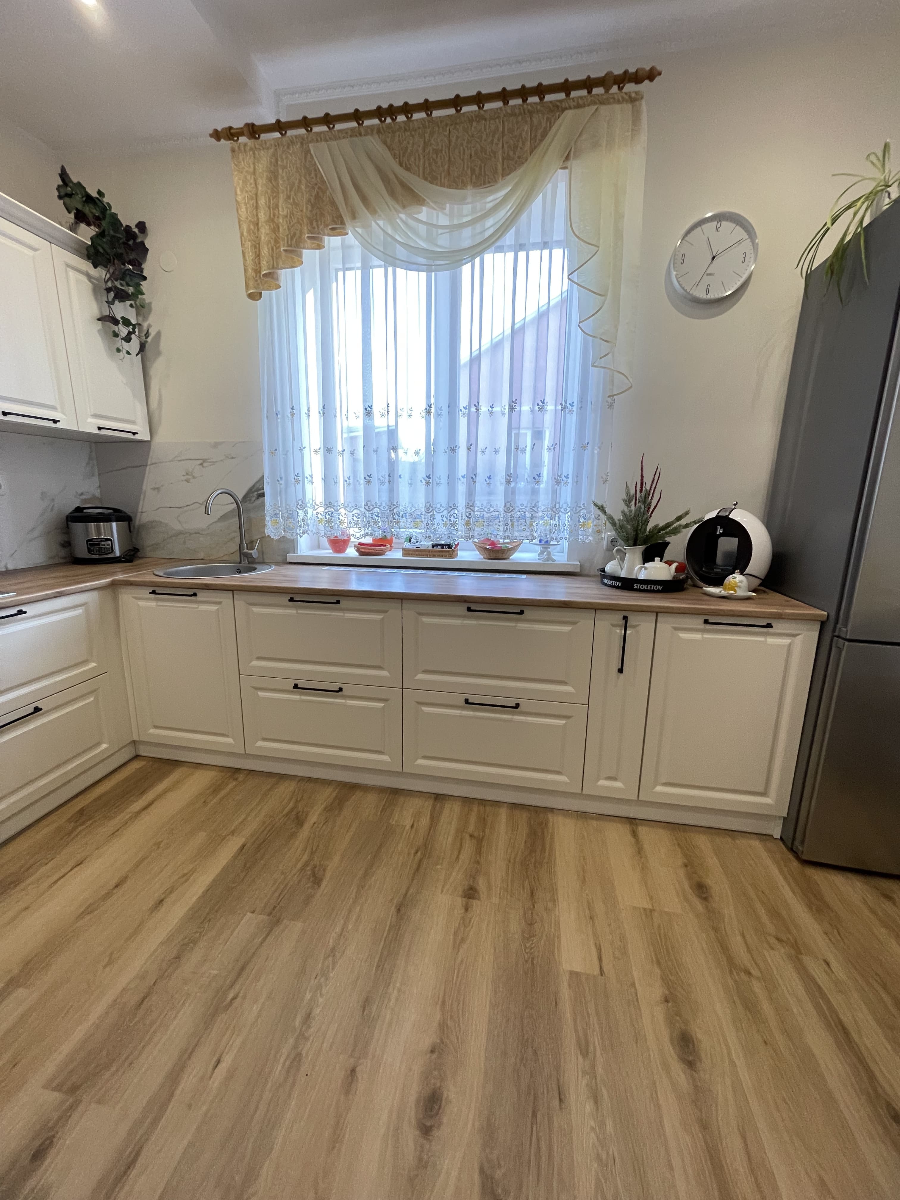 Кухня кутова фарбована біла з чорними ручками